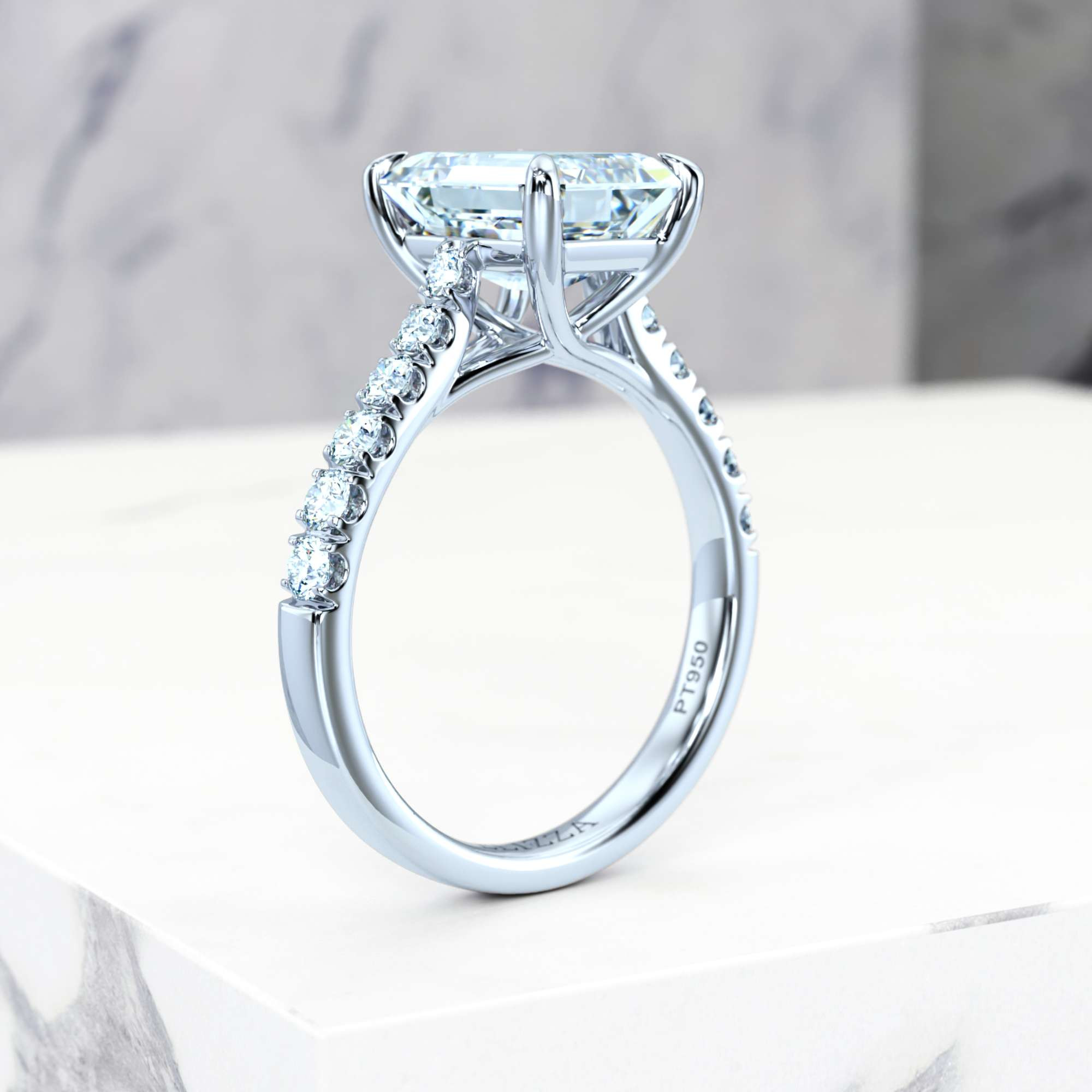 Verlobungsring Edana Emerald | GIA Certified | Natürlicher Diamant | Smaragd | Platin | 0.30ct SI1 H | 9