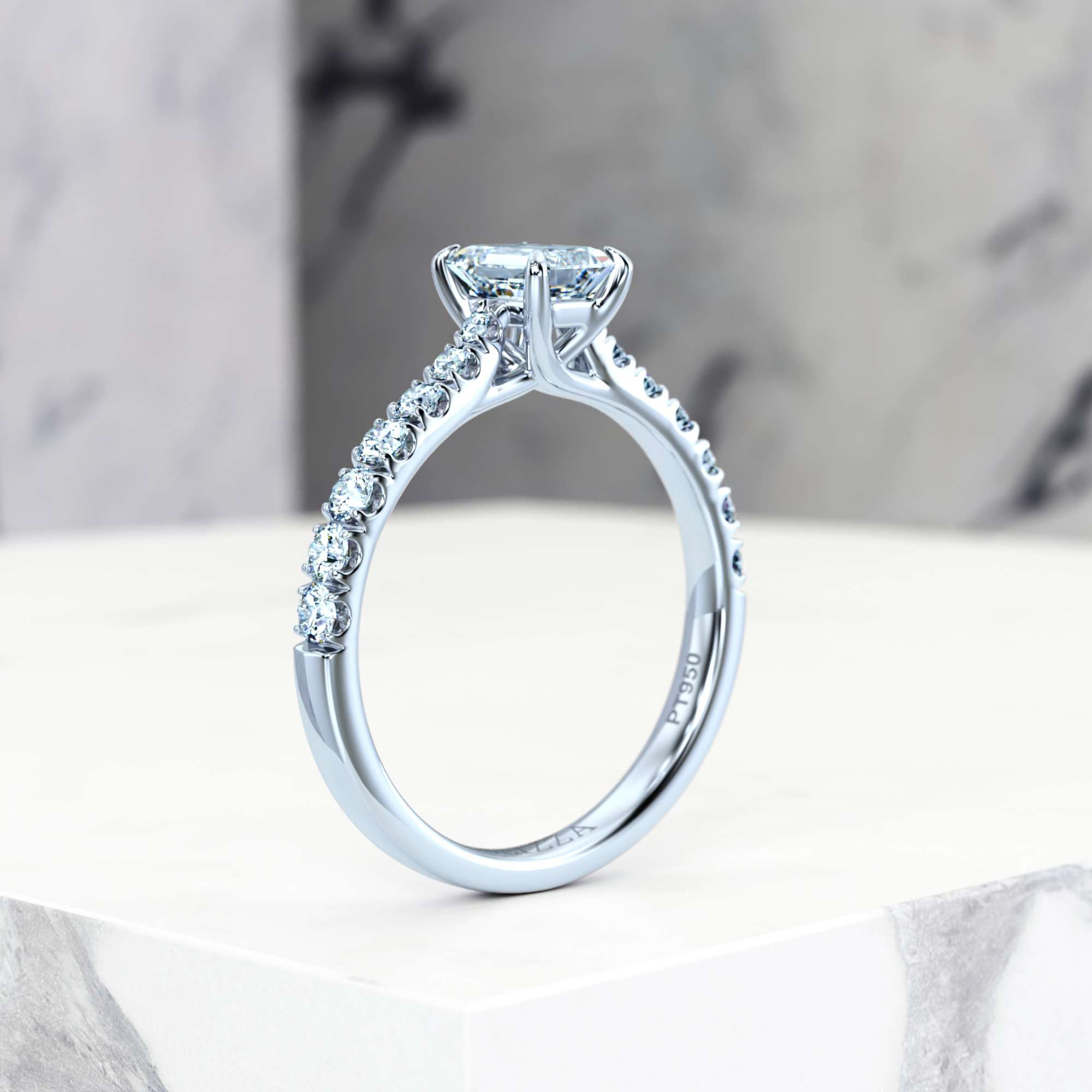 Verlobungsring Edana Emerald | GIA Certified | Natürlicher Diamant | Smaragd | Platin | 0.30ct SI1 H | 7