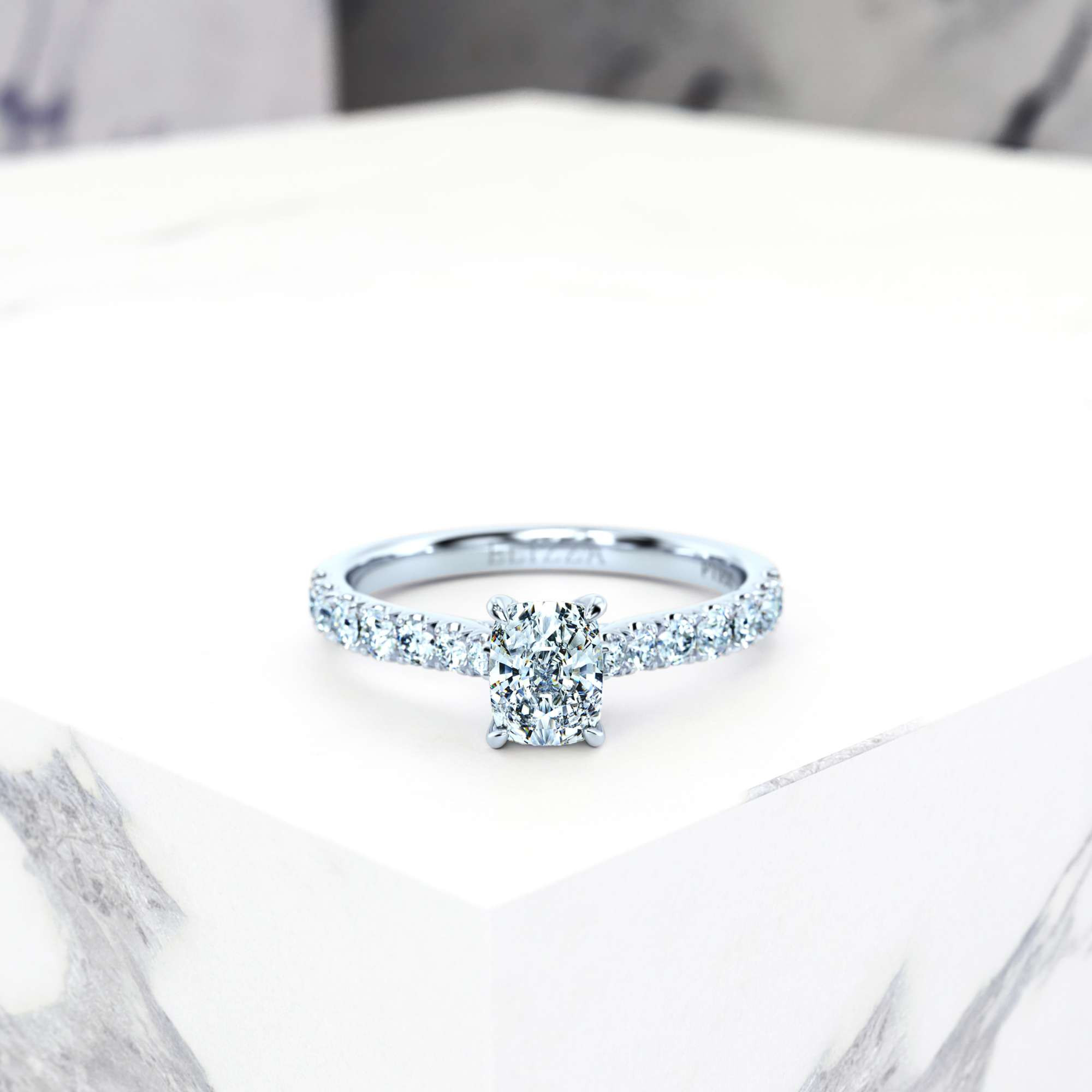 Verlobungsring Edana Rectangle Cushion | GIA Certified | Natürlicher Diamant | Rectangle cushion | Platin | 0.30ct SI1 H | 1