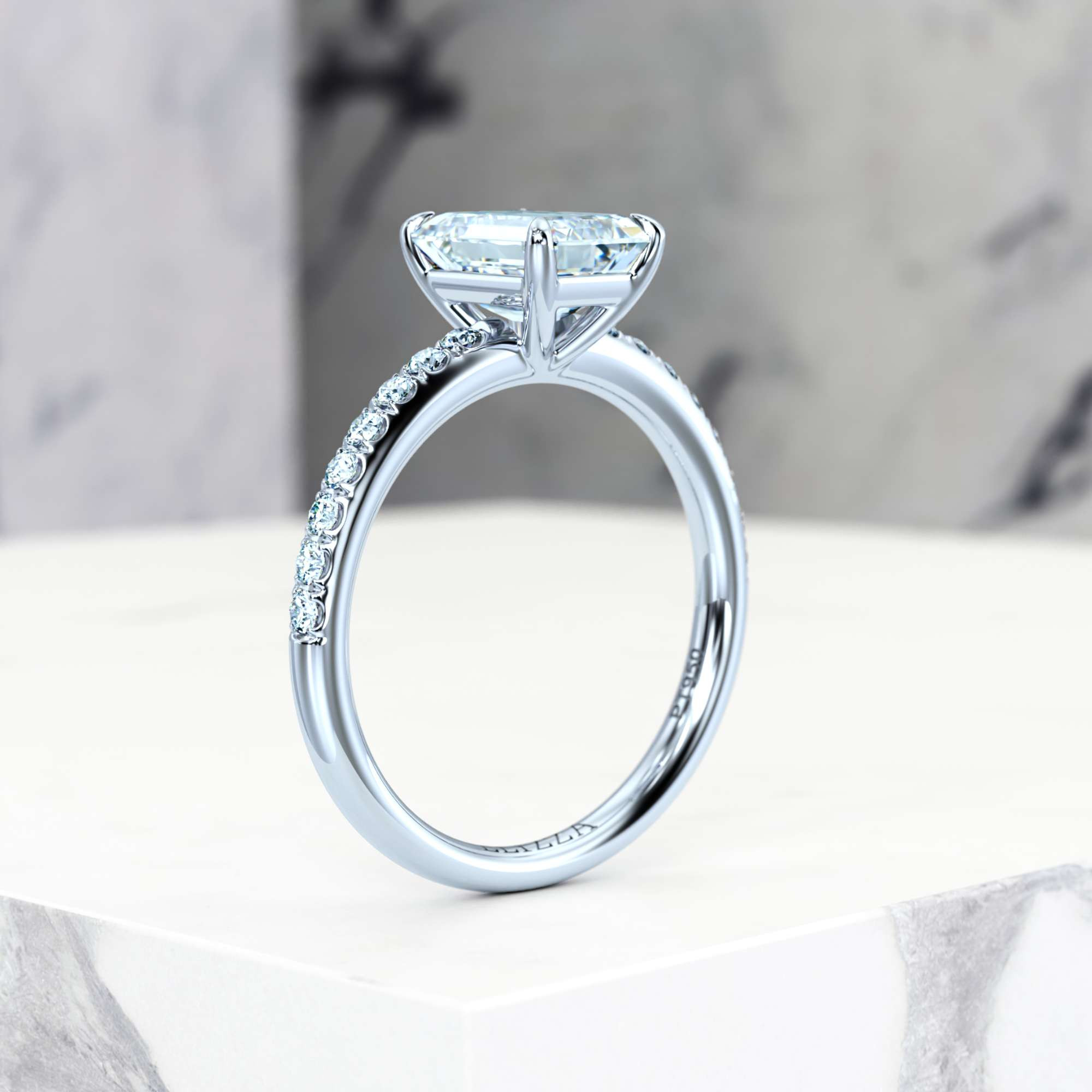 Engagement ring Evelyn Emerald | GIA Certified | Natural diamond | Emerald | Platinum | 0.30ct SI1 H | 8