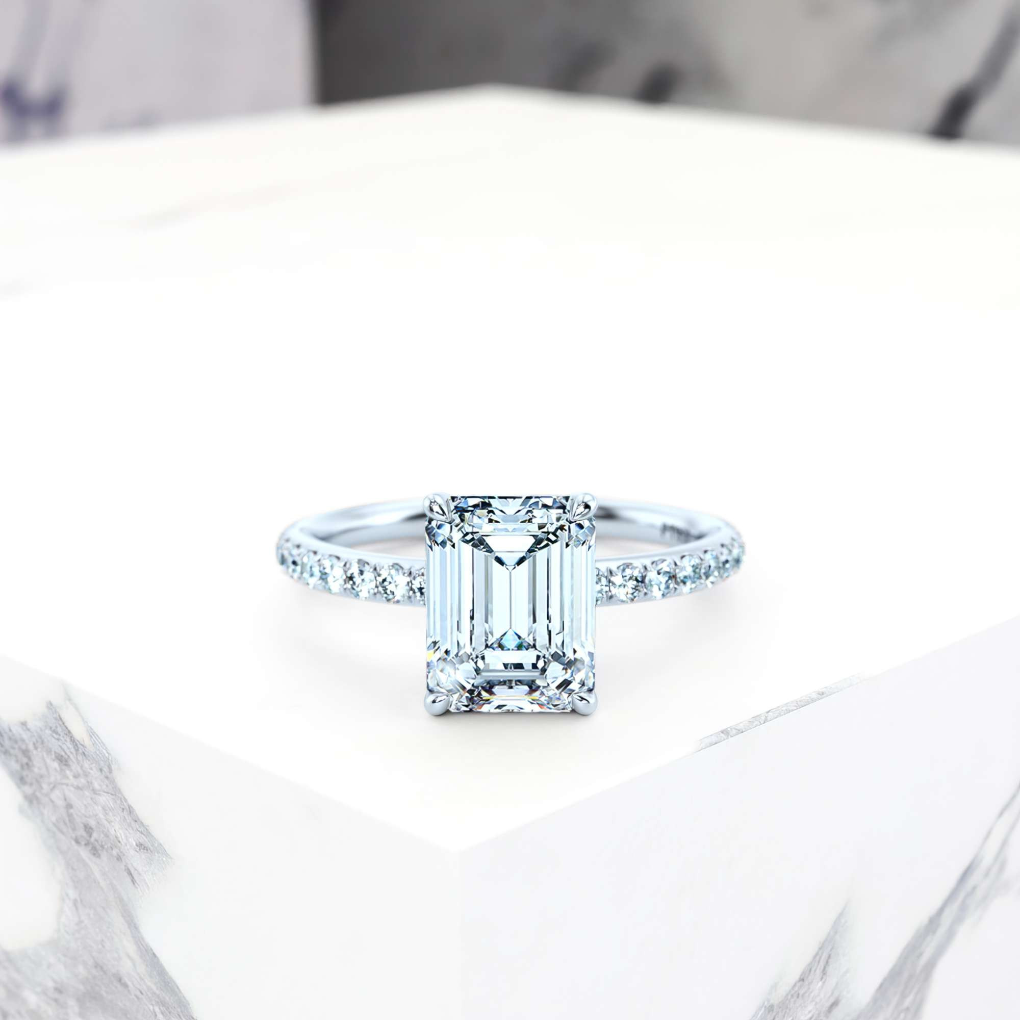 Engagement ring Evelyn Emerald | GIA Certified | Natural diamond | Emerald | Platinum | 0.30ct SI1 H | 3