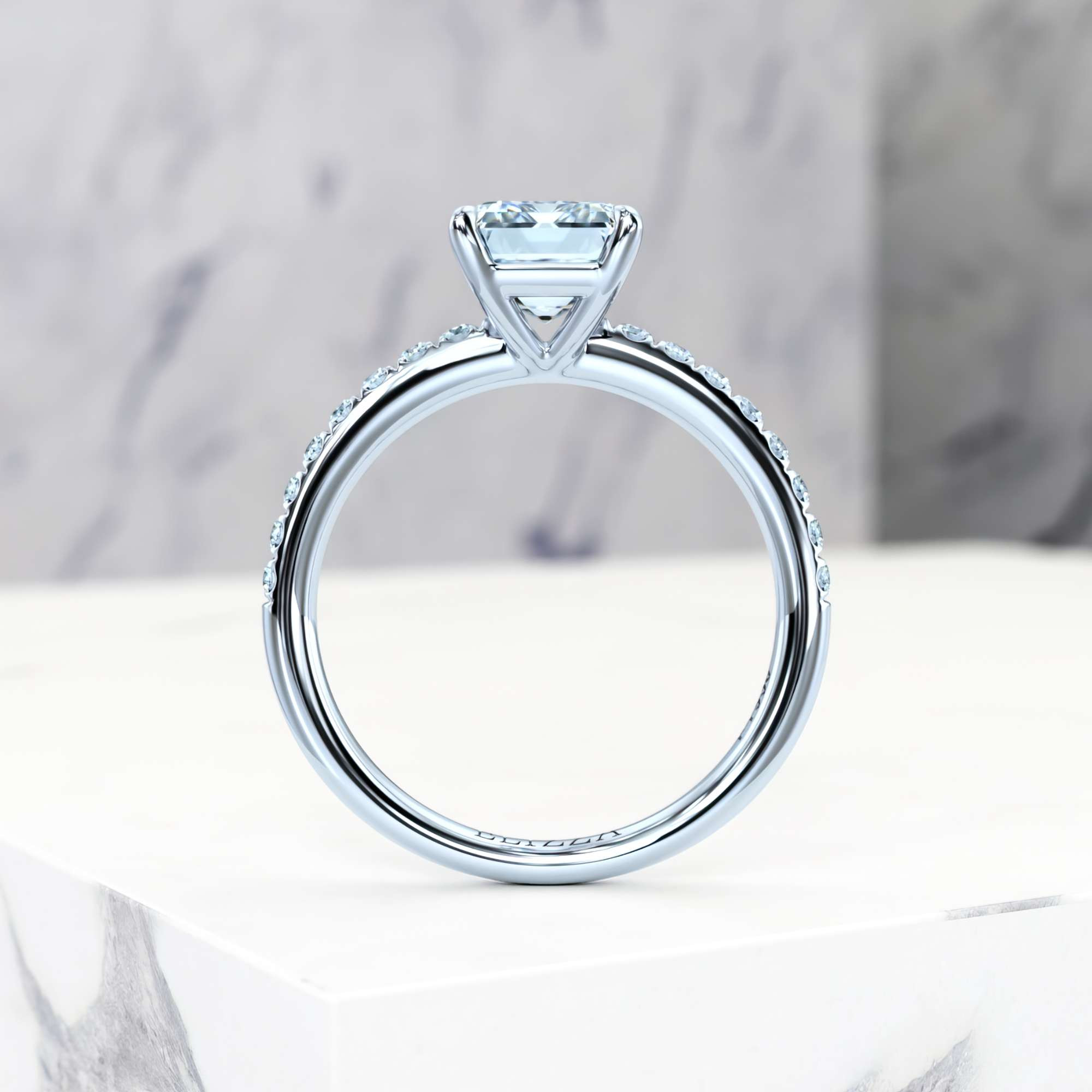Engagement ring Evelyn Emerald | GIA Certified | Natural diamond | Emerald | Platinum | 0.30ct SI1 H | 6