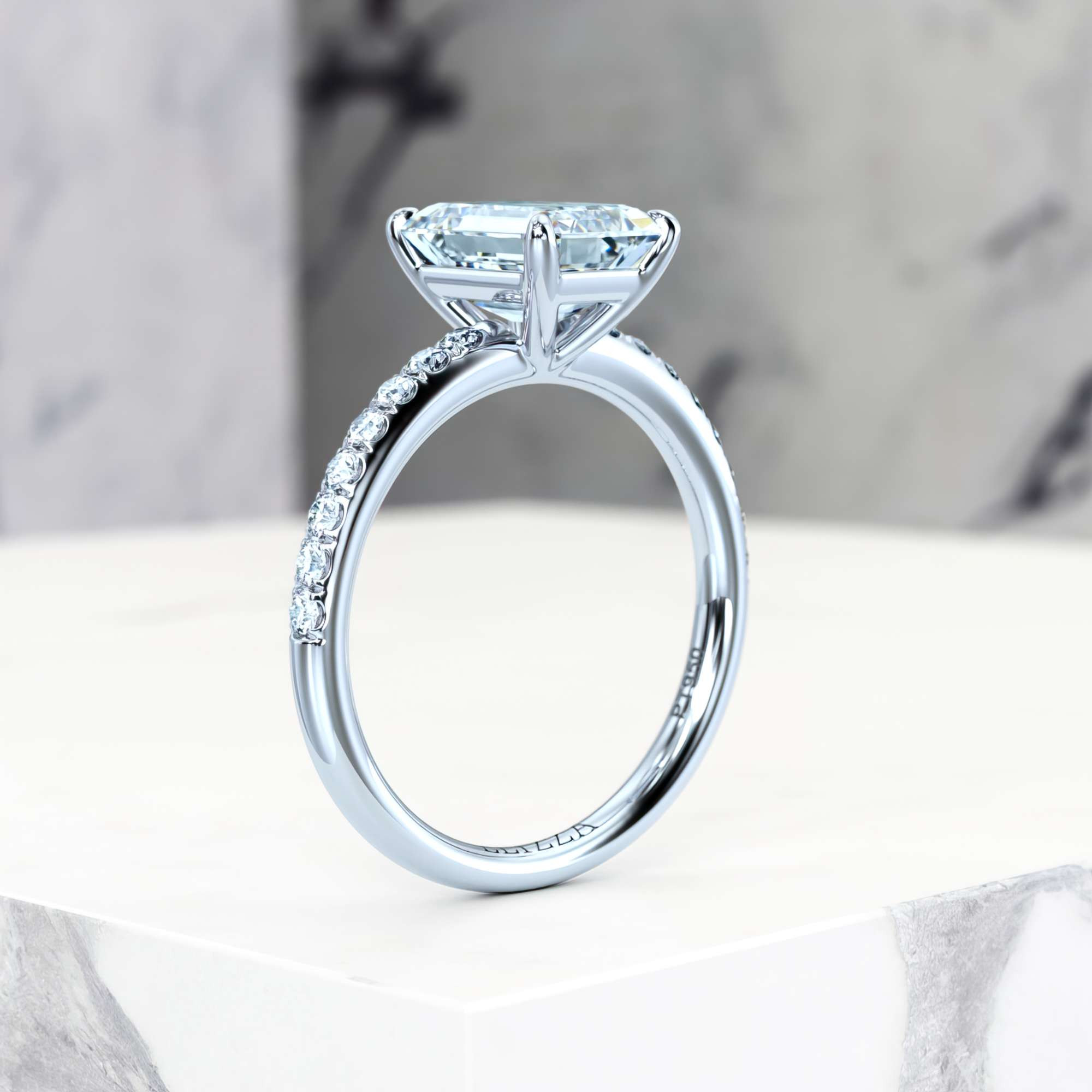 Engagement ring Evelyn Emerald | GIA Certified | Natural diamond | Emerald | Platinum | 0.30ct SI1 H | 9