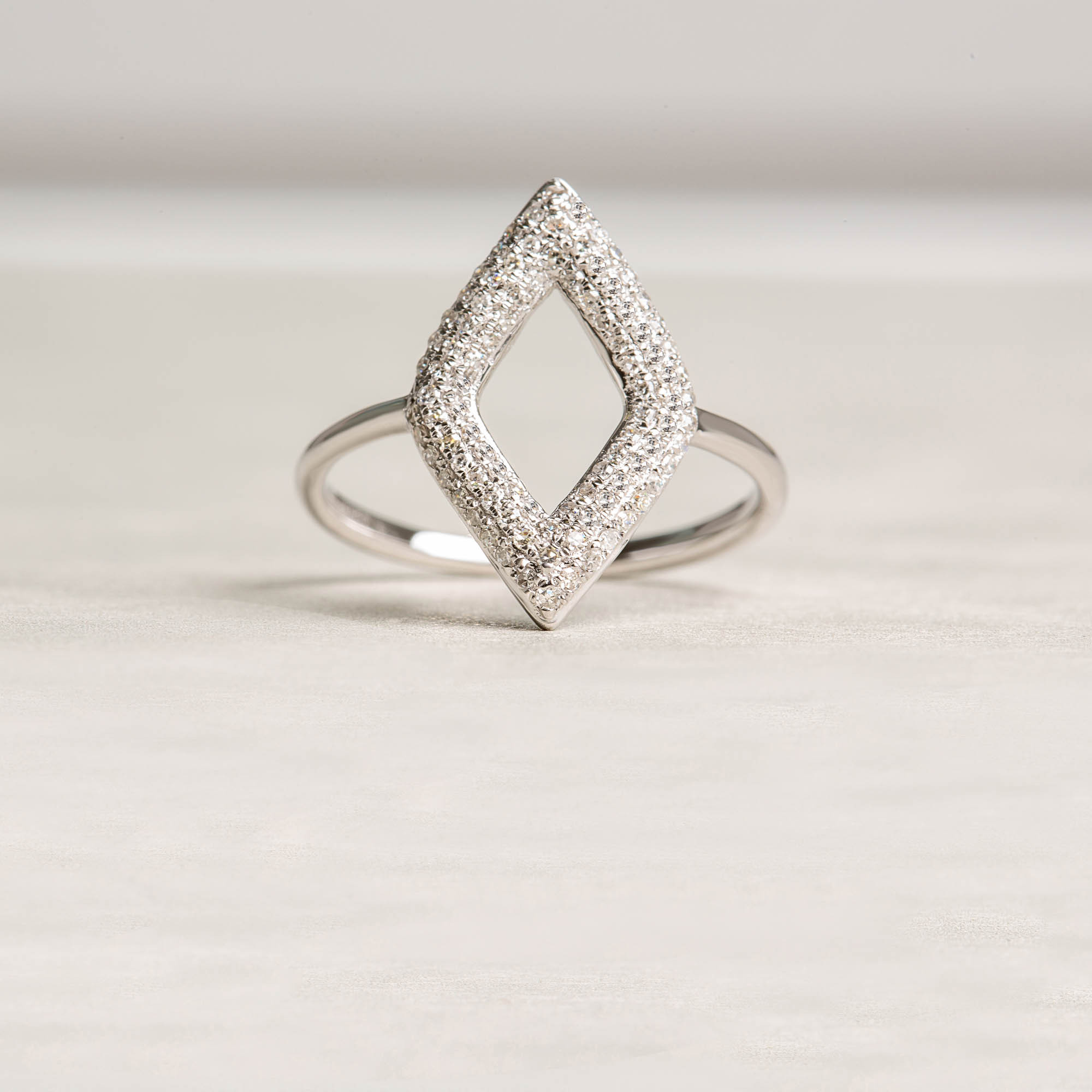 Three row rhombus diamond ring